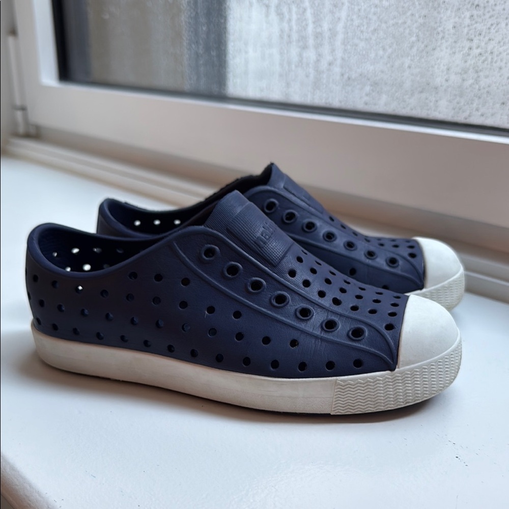 Like New Native Jefferson Navy Shows (size c13)